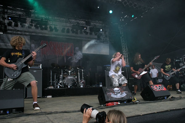 Jung, willig und ziemlich derb! – Hackneyed in action