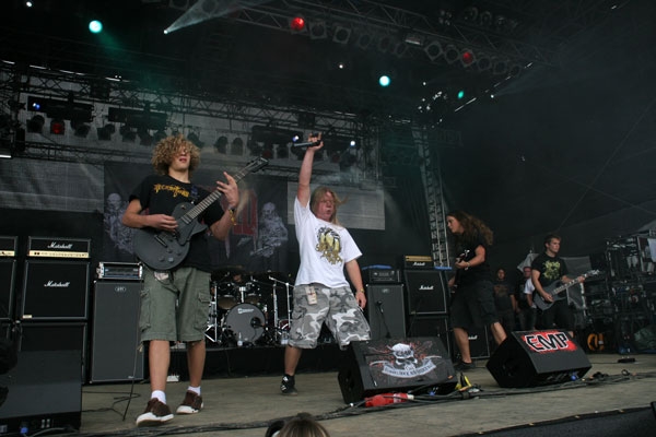 Jung, willig und ziemlich derb! – Hackneyed in action