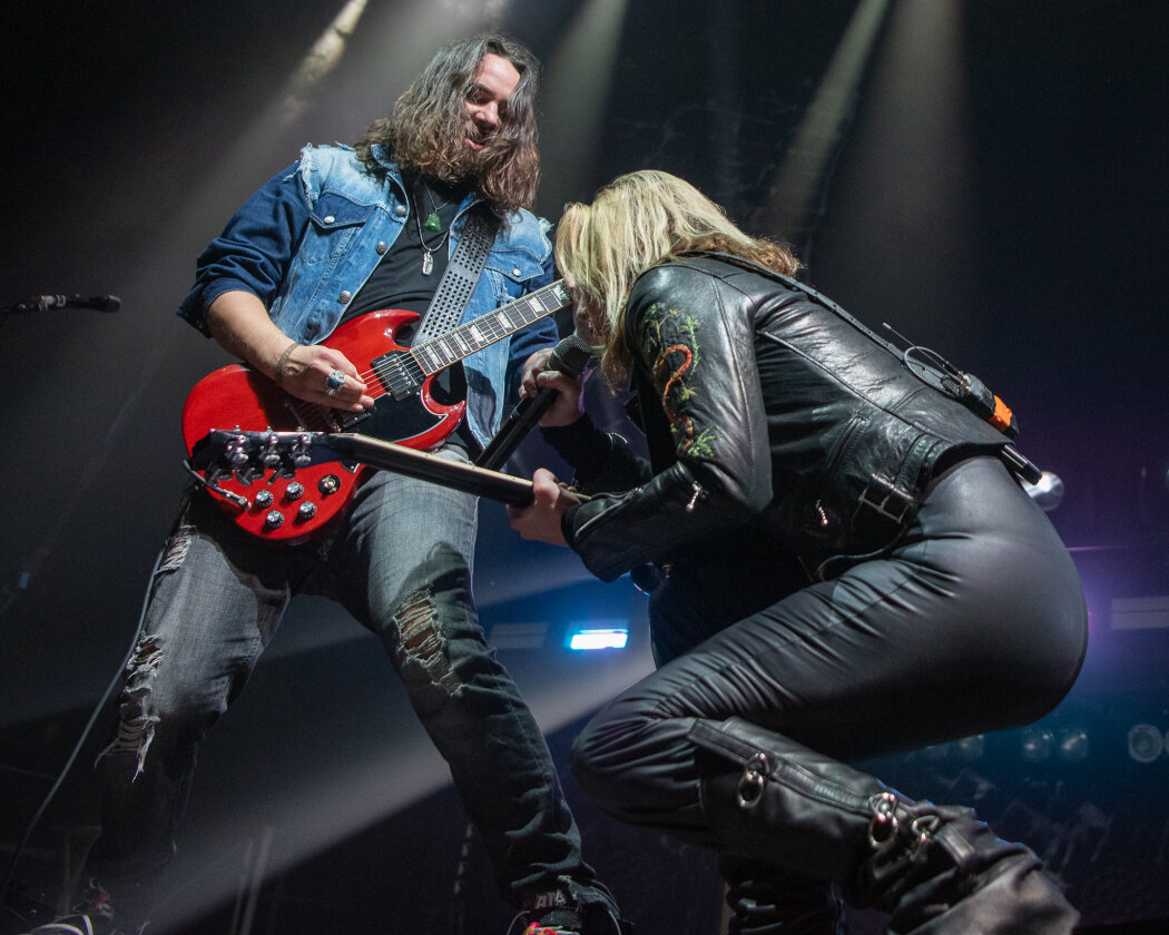 Mit Alter Bridge on tour: die Hale-Geschwister samt Band. – Halestorm.