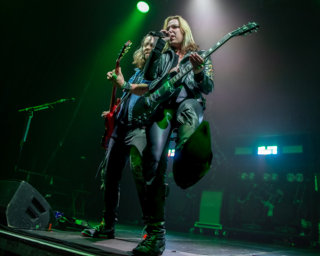 Mit Alter Bridge on tour: die Hale-Geschwister samt Band. – Halestorm.