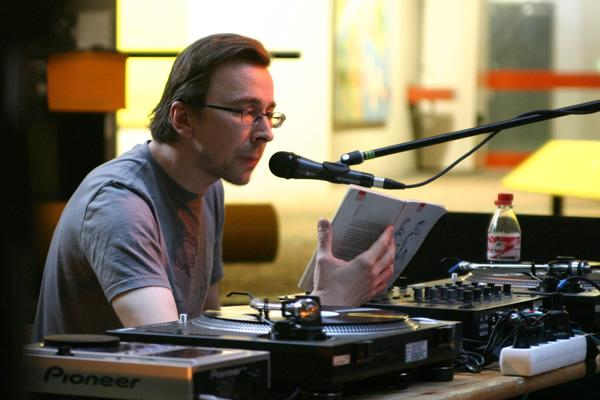 Lesung und DJing. Hans Nieswandt an der Friedrich Hecker Universität Konstanz – 