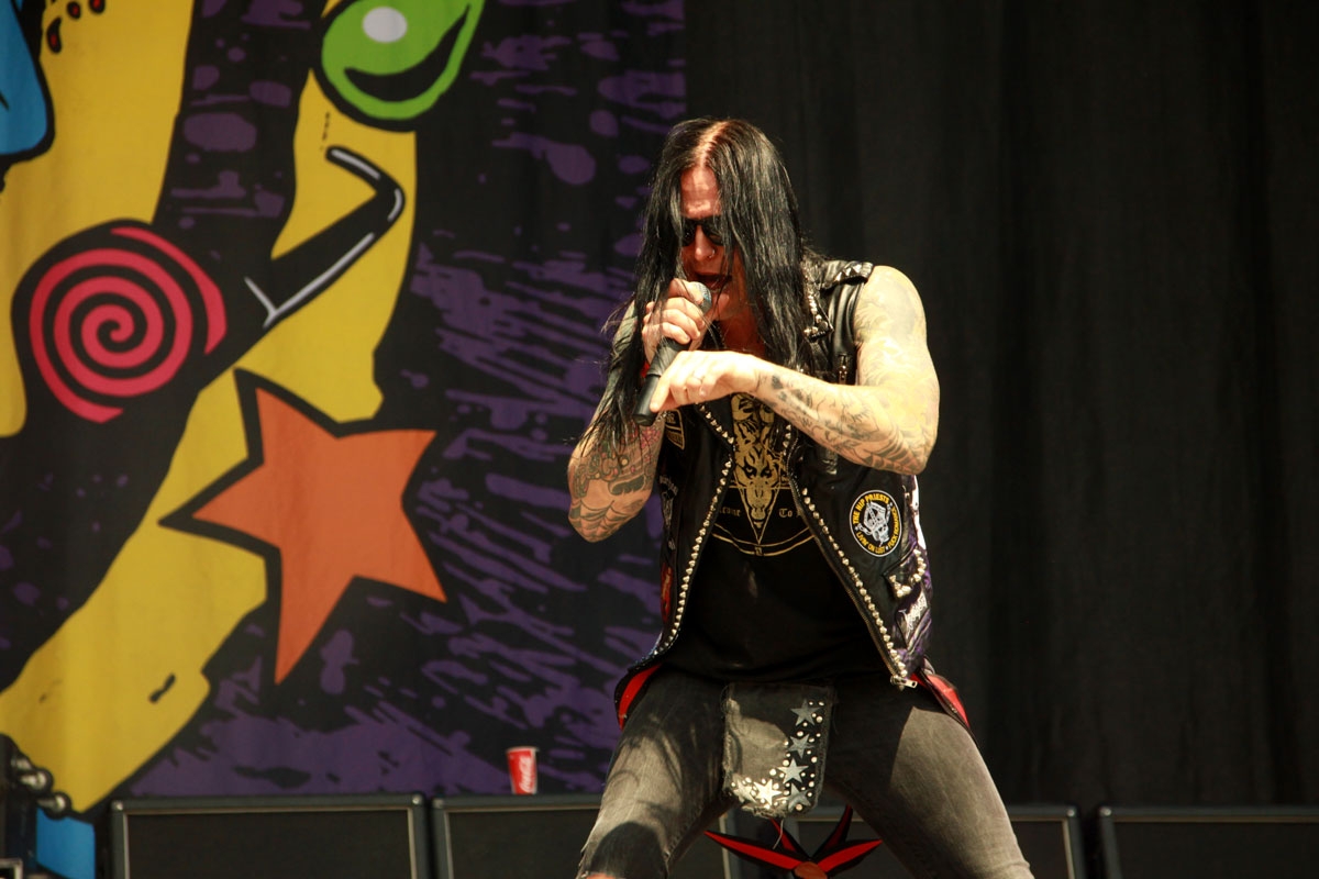 Große Mädelssause auf der Bühne. – Hardcore Superstar