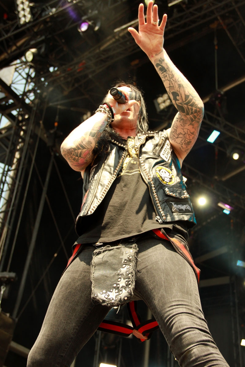 Große Mädelssause auf der Bühne. – Hardcore Superstar