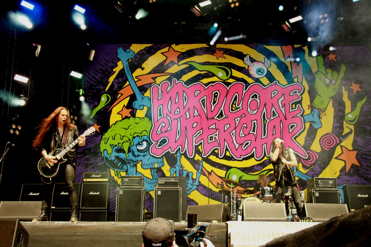 Große Mädelssause auf der Bühne. – Hardcore Superstar