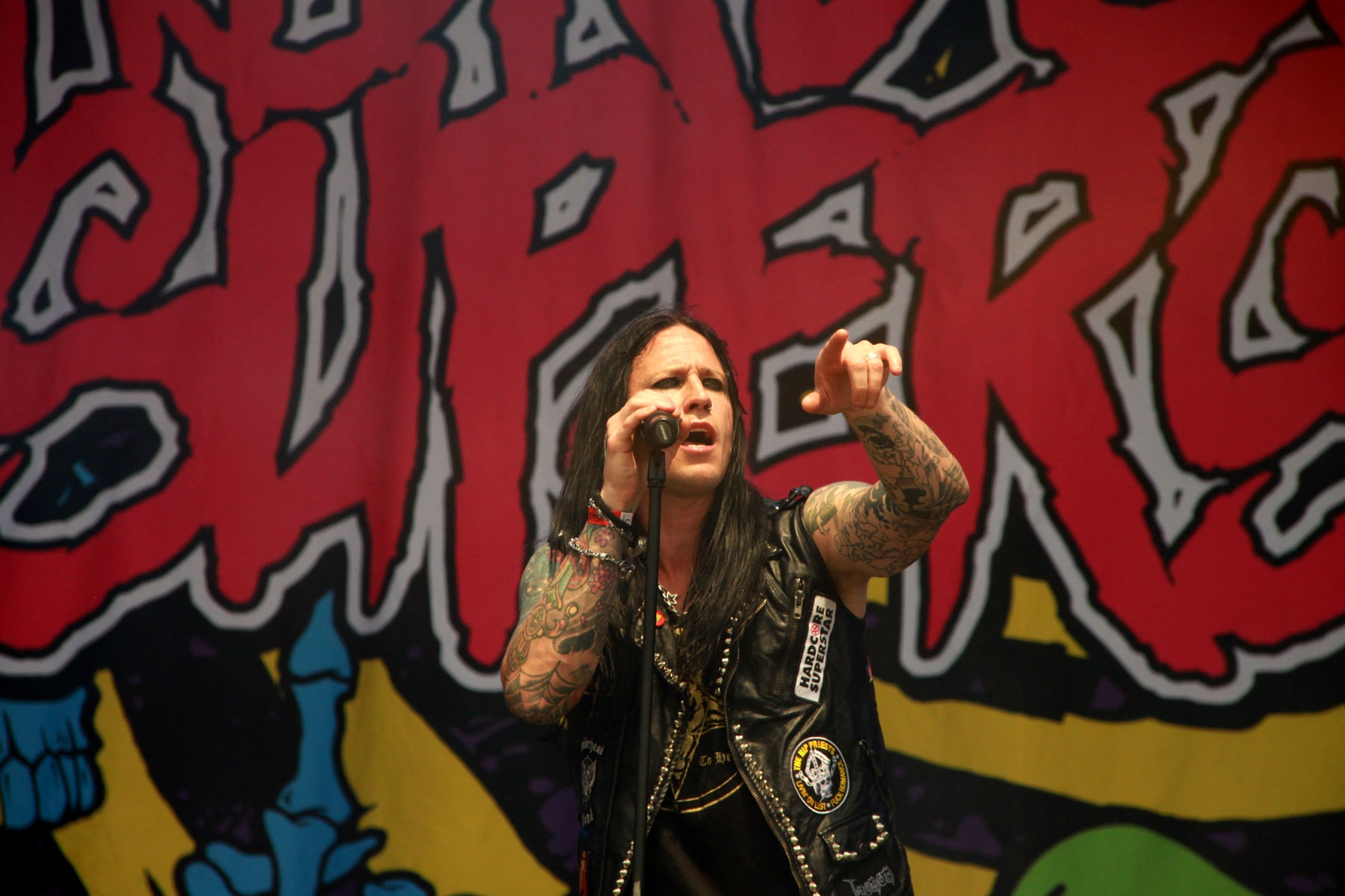 Große Mädelssause auf der Bühne. – Hardcore Superstar