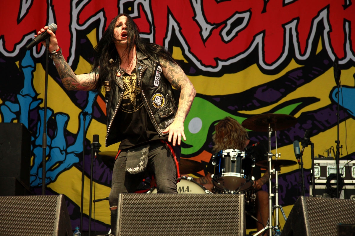 Große Mädelssause auf der Bühne. – Hardcore Superstar
