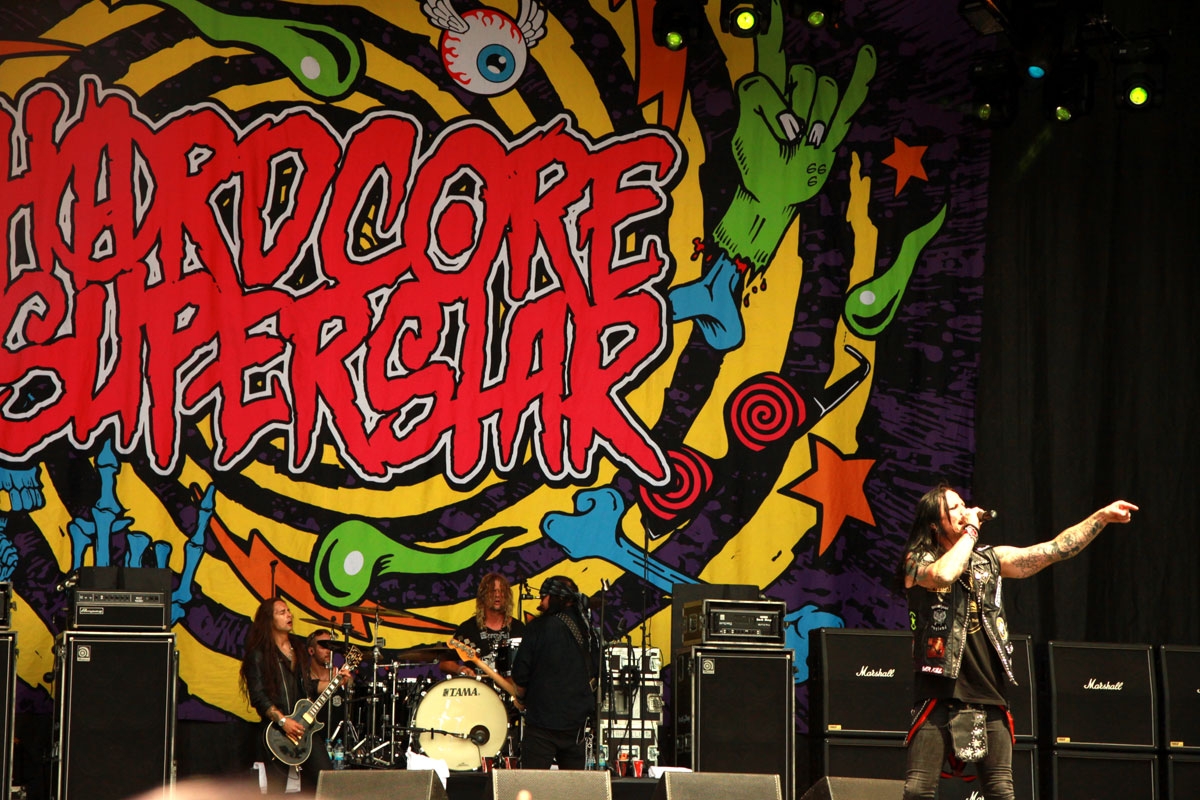 Große Mädelssause auf der Bühne. – Hardcore Superstar