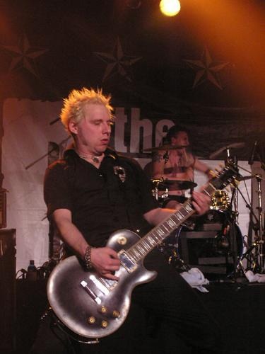 Die Heartbreak Engines rocken auch mit Aushilfsgitarristen gut auf. – 