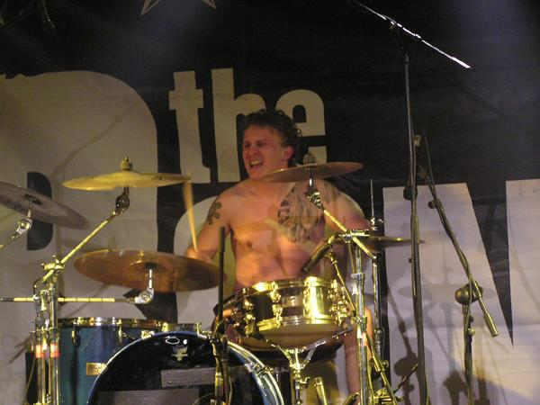 Die Heartbreak Engines rocken auch mit Aushilfsgitarristen gut auf. – 