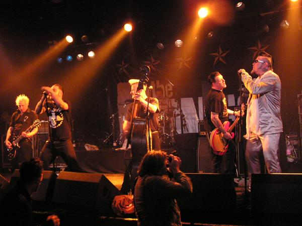 Die Heartbreak Engines rocken auch mit Aushilfsgitarristen gut auf. – 