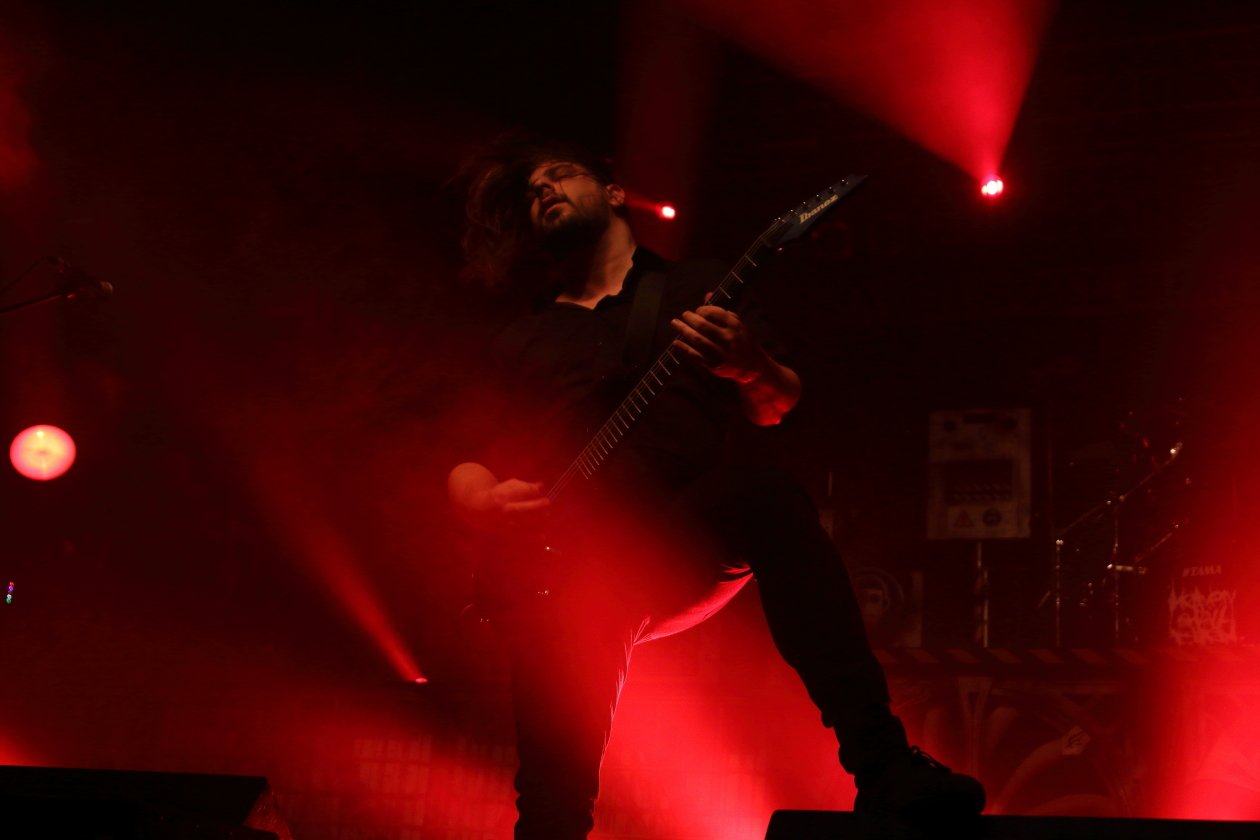 Heaven Shall Burn – Am Karfreitag brennt der Himmel über Berlin. – Eingesprungen von Alestorm: Máté Bodor.