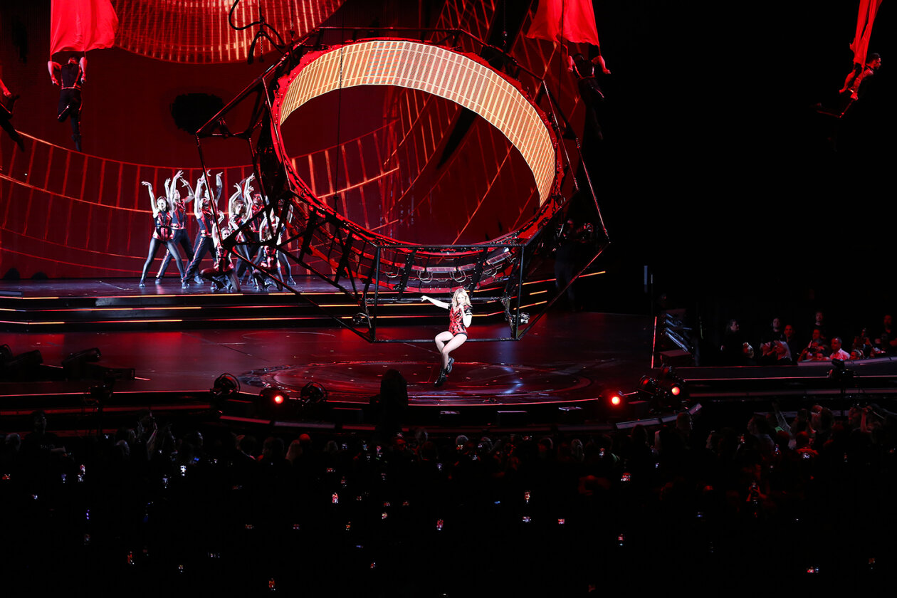 Umjubelter Auftakt zur vom Cirque Du Soleil konzipierten und inszenierten Mammuttour. – Helene Fischer.