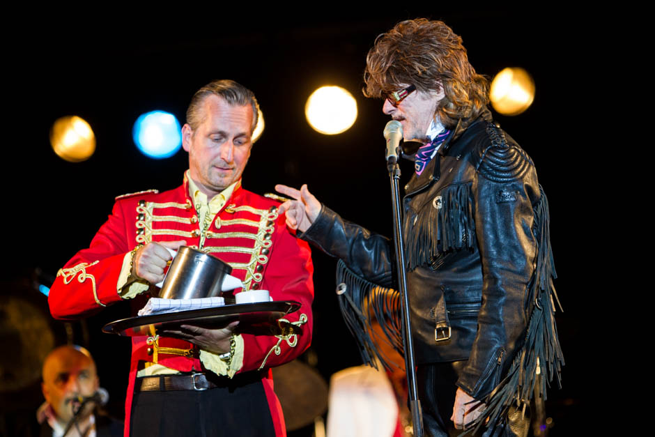 Helge Schneider – "Pretty Joe und die Dorfschönheiten" - auch 2014 bleibt Helge der Chef. – Auch 2014 wieder dabei: Bodo Oesterling, der Tee-Butler.