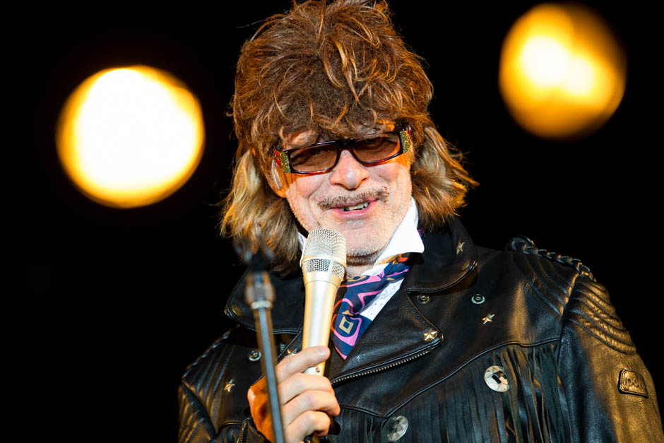 Helge Schneider – "Pretty Joe und die Dorfschönheiten" - auch 2014 bleibt Helge der Chef. – "Hast du eine Mutter dann hast du immer Butter" ...