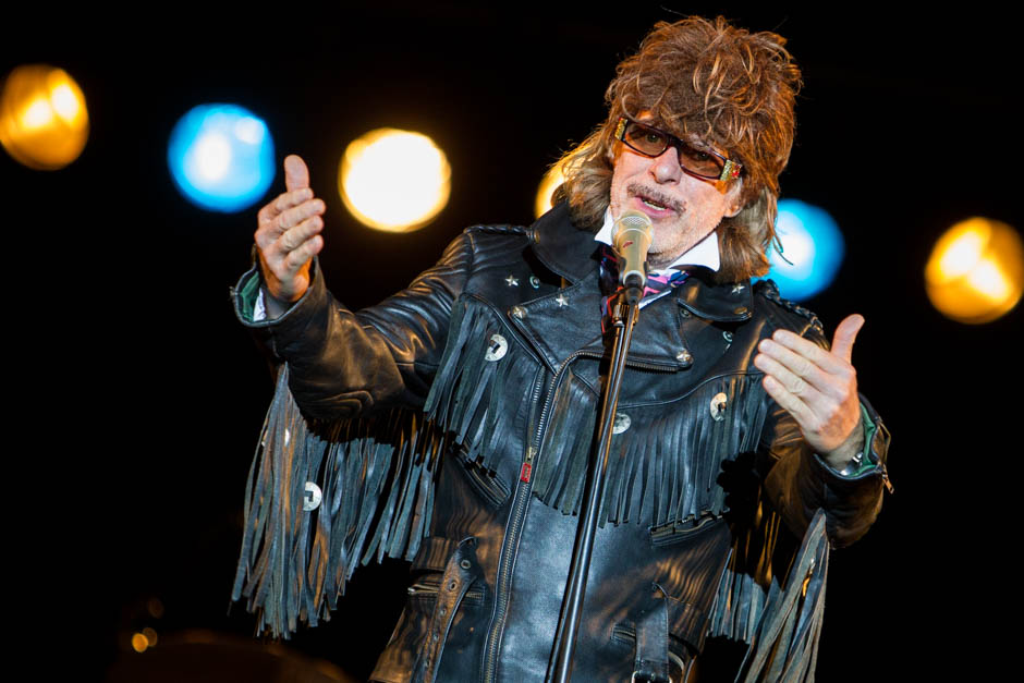 Helge Schneider – "Pretty Joe und die Dorfschönheiten" - auch 2014 bleibt Helge der Chef. – "Pretty Joe und die Dorfschönheiten" heißt Helges aktuelles Programm.