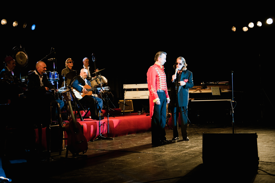 Helge Schneider – Jazzmusik und Spaß - vom Experten aus Mülheim an der Ruhr. – Pretty Joe (rechts), Bodo (Mitte), die Dorfschönheiten (links).