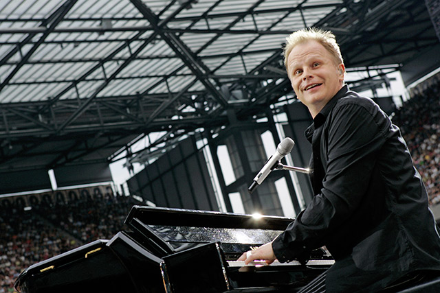 Herbert Grönemeyer – Herbert rockt das ausverkaufte Kölner Stadion. – Mit großer Band und Produktion an den Schauplätzen der Weltmeisterschaft.