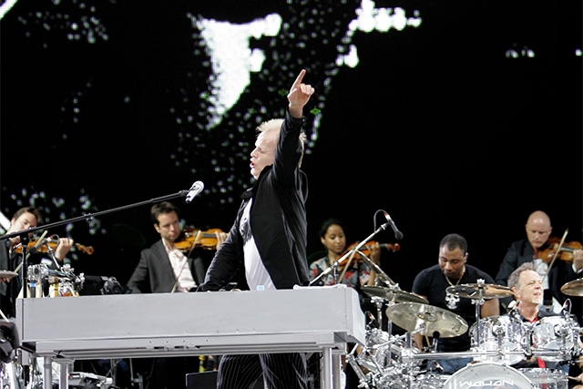 Herbert Grönemeyer – Herbert rockt das ausverkaufte Kölner Stadion. – Stadionrock mit Gitarren-Gewitter und Saxophon-Soli.