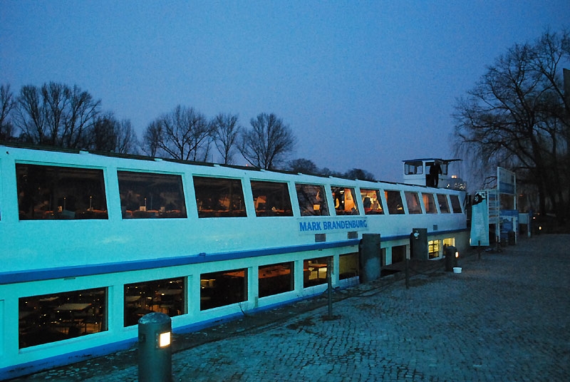 Herbert Grönemeyer – Grönemeyer präsentiert sein neues Album. – Grönemeyer spielt Schiffsverkehr auf der Spree