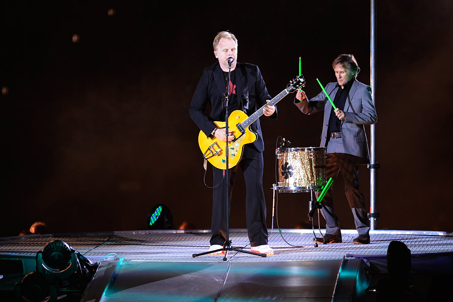 Herbert Grönemeyer – Herbie wirft vor 35.000 Fans den Anker. – Bei "Schiffsverkehr" griff er zur Gitarre.