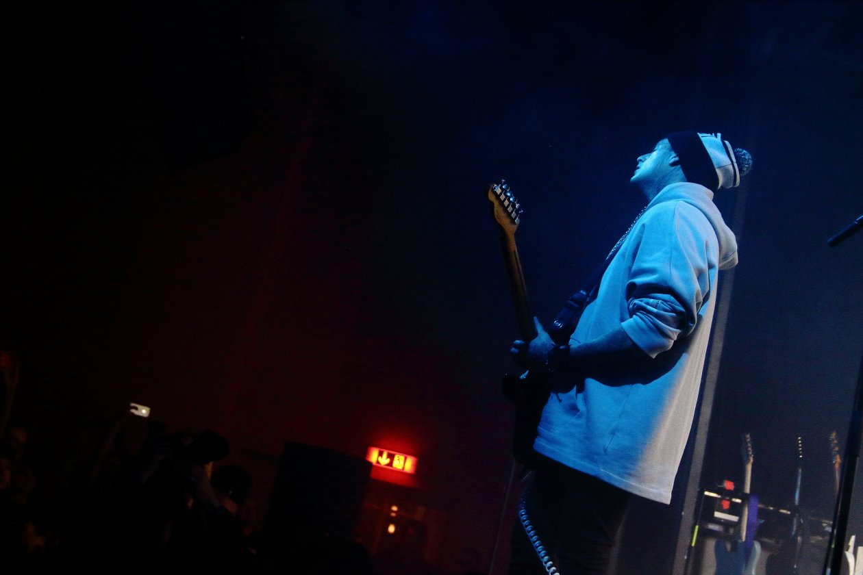 Highly Suspect – Ryan, Rich und Johnny in der Dunkelheit. – Johnny Stevens.