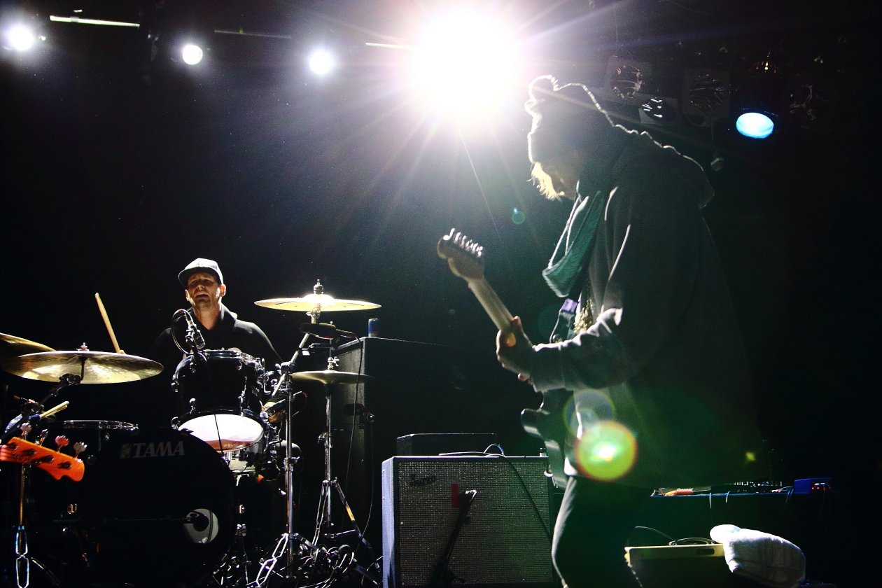 Highly Suspect – Ryan, Rich und Johnny in der Dunkelheit. – Sie lieben die Dunkelheit.