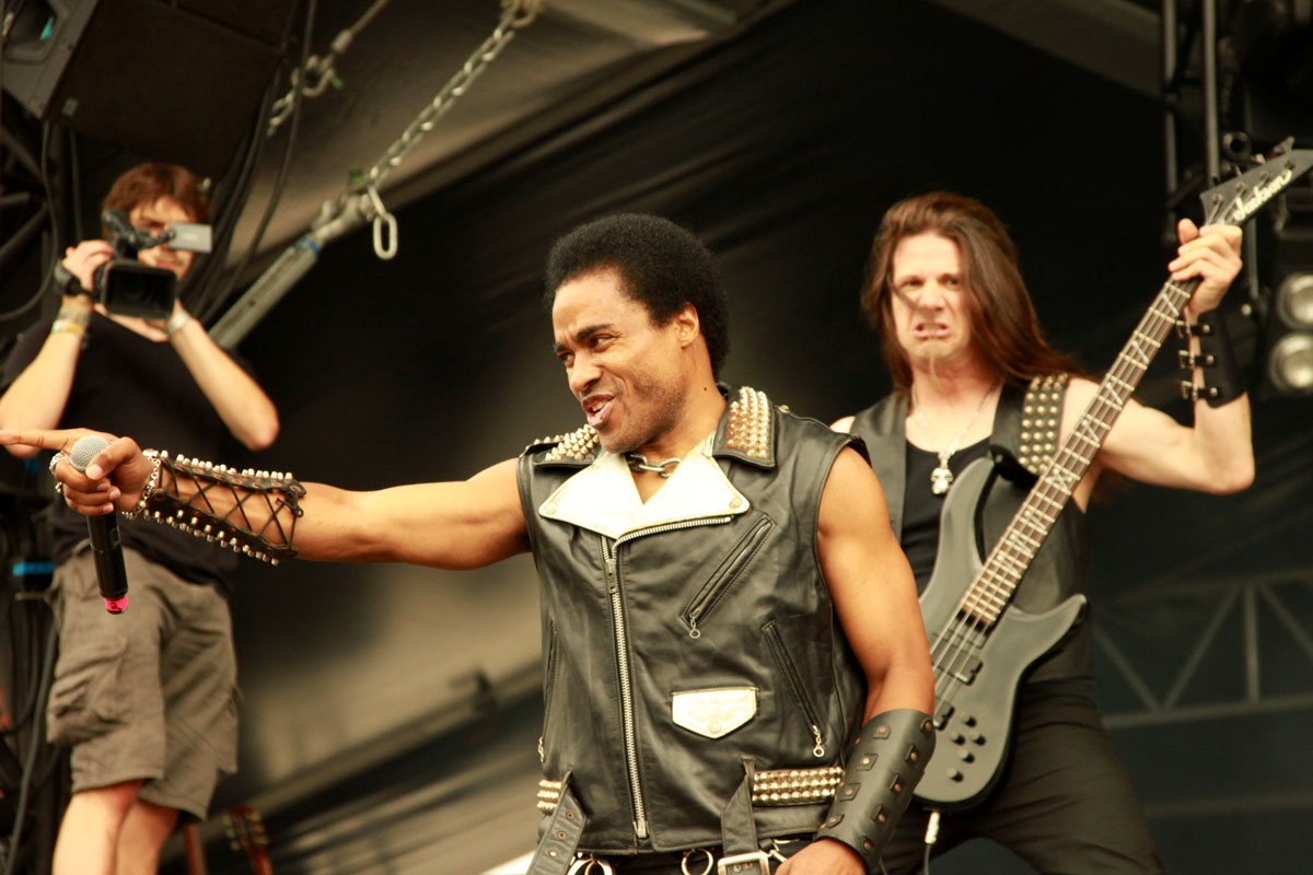 Grimassenmeister Katon DePena in Aktion. – Hirax