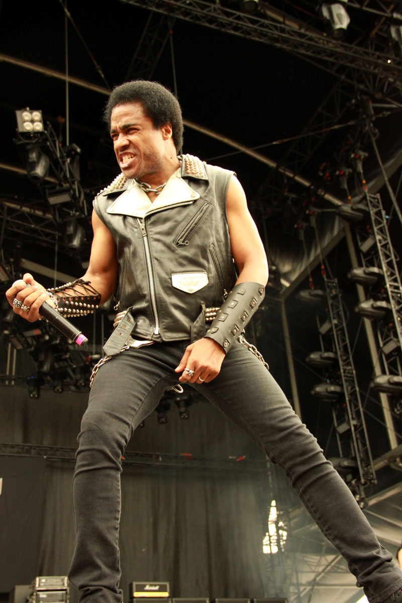 Grimassenmeister Katon DePena in Aktion. – Hirax