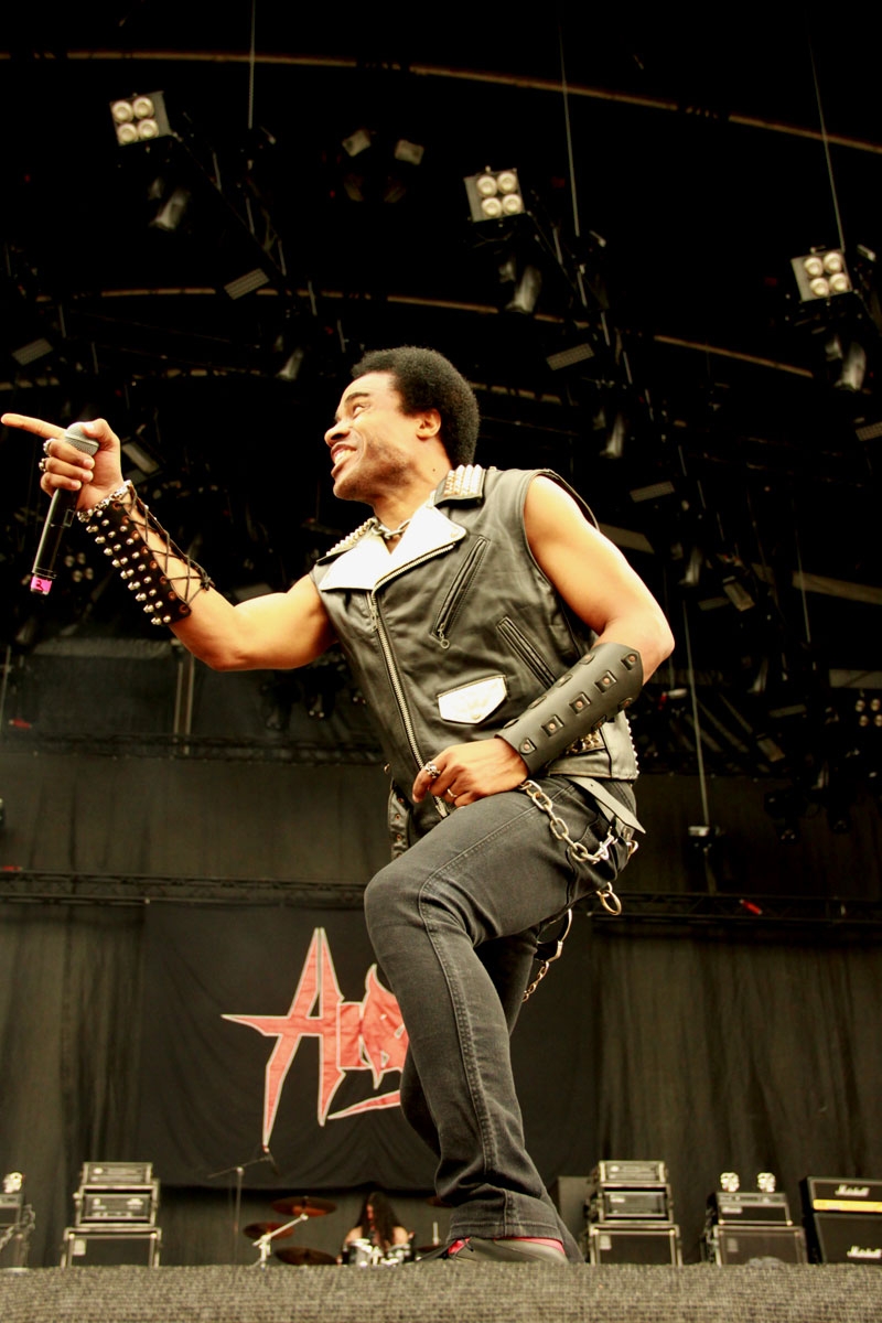 Grimassenmeister Katon DePena in Aktion. – Hirax