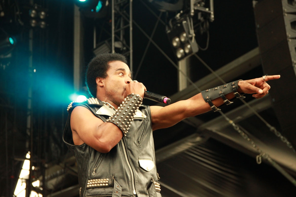 Grimassenmeister Katon DePena in Aktion. – Hirax