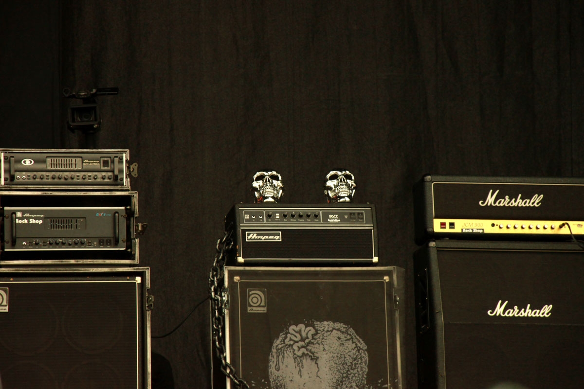 Grimassenmeister Katon DePena in Aktion. – Hirax