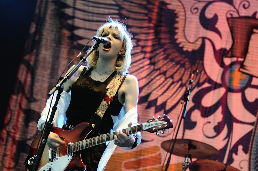 Courtney Love fauchte und röhrte ins Mikro. – Hole.