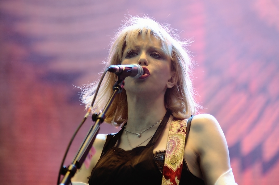 Courtney Love fauchte und röhrte ins Mikro. – Hole.