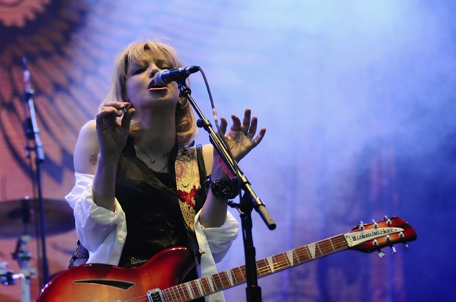 Courtney Love fauchte und röhrte ins Mikro. – Hole.