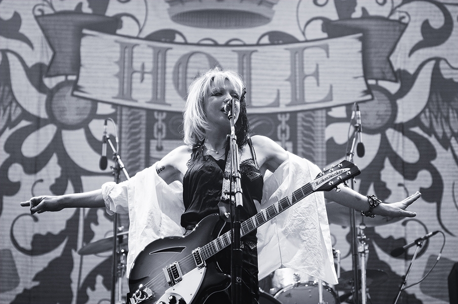 Courtney Love fauchte und röhrte ins Mikro. – Hole.