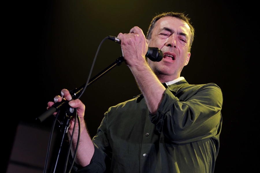Hubert von Goisern – Der Österreicher im Rheinland auf "Brenna Tuats"-Tour. – Hubert.