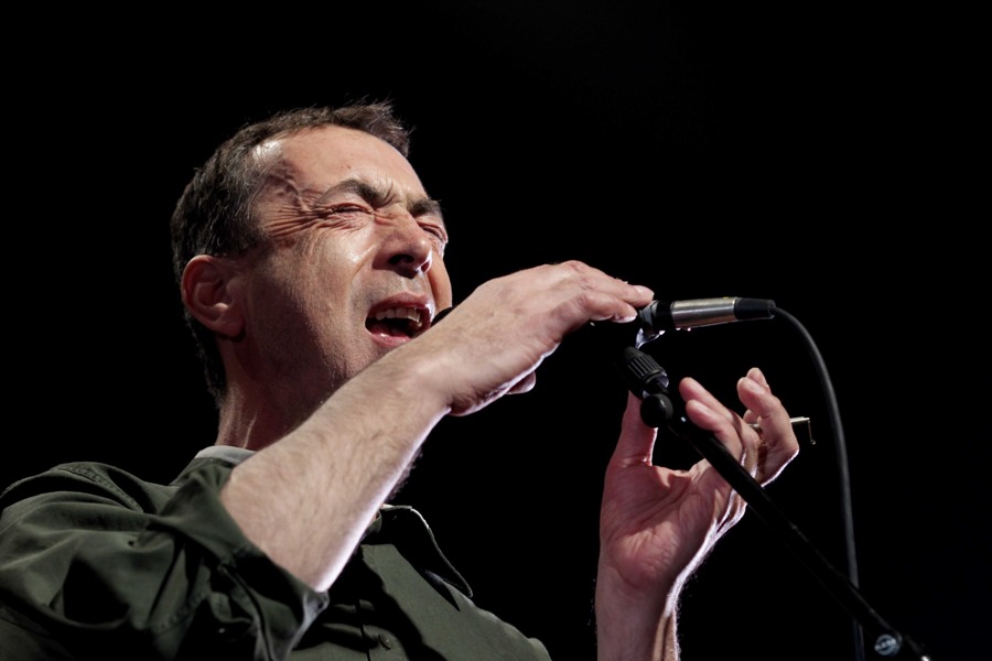 Hubert von Goisern – Der Österreicher im Rheinland auf "Brenna Tuats"-Tour. – Hubert am Mic.
