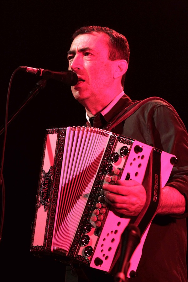 Hubert von Goisern – Der Österreicher im Rheinland auf "Brenna Tuats"-Tour. – An der Quetschkommode.