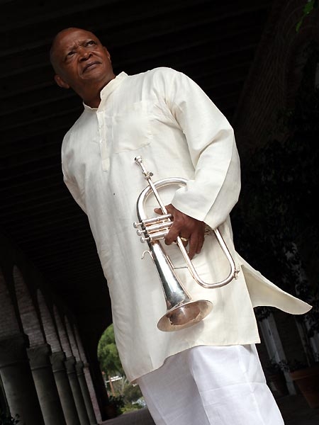 Hugh Masekela schenkt uns zu seinem 70. Geburtstag "Entspannung" (Phola). – Hugh Masekela spielte sich bereits ...