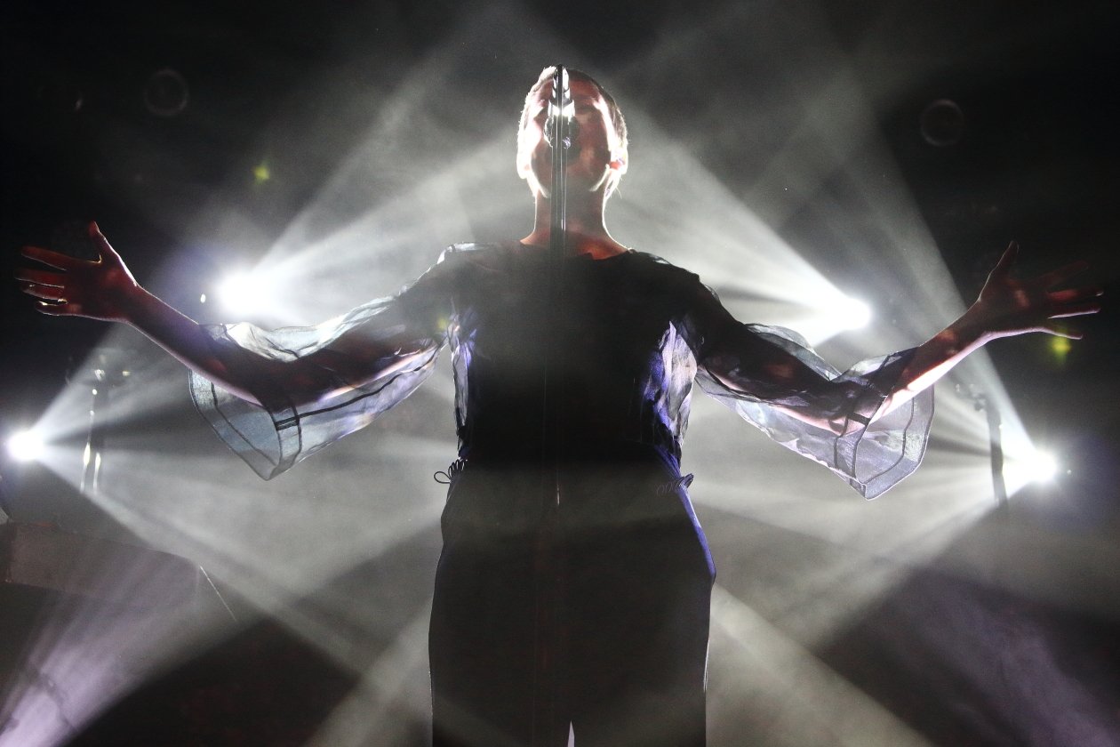 Hundreds – Die deutschen Elektropopper bei ihrem bisher größten Gig. – Eva im Spotlight.