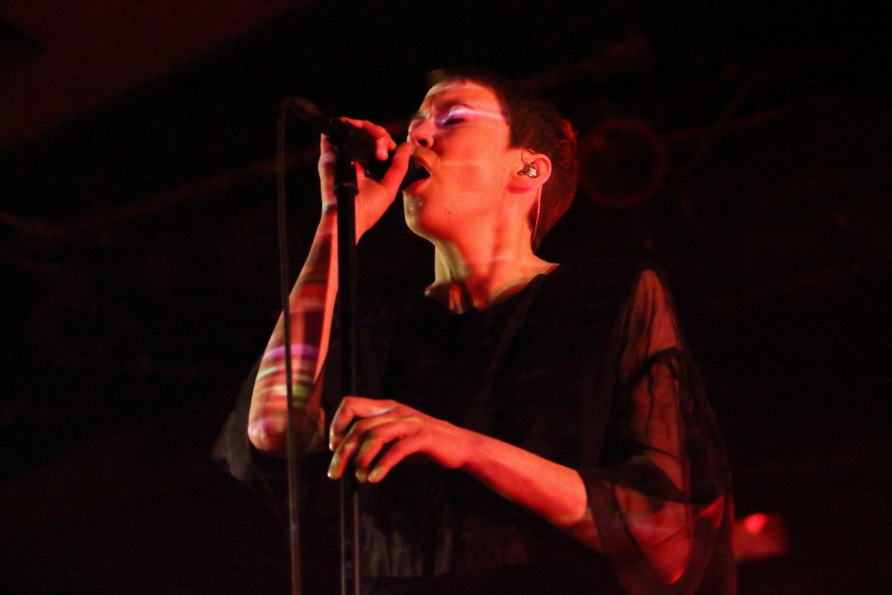 Hundreds – Die deutschen Elektropopper bei ihrem bisher größten Gig. – Eva Milner.