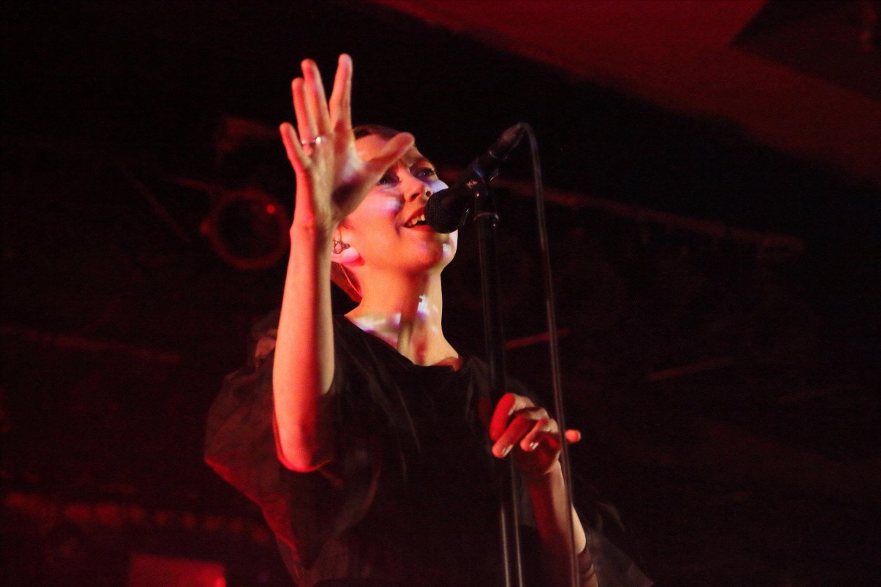Hundreds – Die deutschen Elektropopper bei ihrem bisher größten Gig. – Eva Milner.