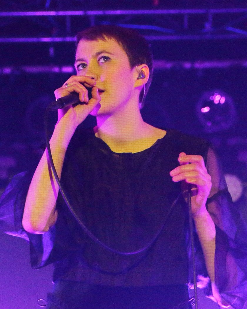 Hundreds – Die deutschen Elektropopper bei ihrem bisher größten Gig. – Eva Milner am Mikro.