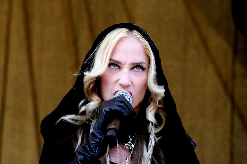 Beängstigend, sowohl für Ohren, als auch Augen. – Huntress