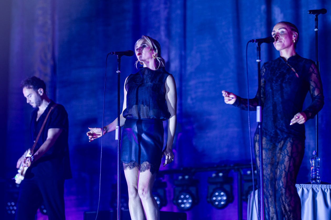 15 Jahre "Happiness" – die britische Synth-Pop-Band feiert ihr Debütalbum live. – Hurts.