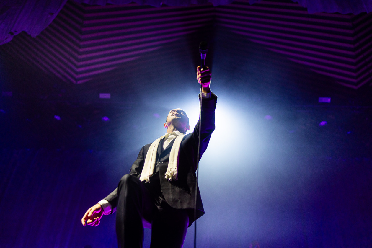15 Jahre "Happiness" – die britische Synth-Pop-Band feiert ihr Debütalbum live. – Hurts.