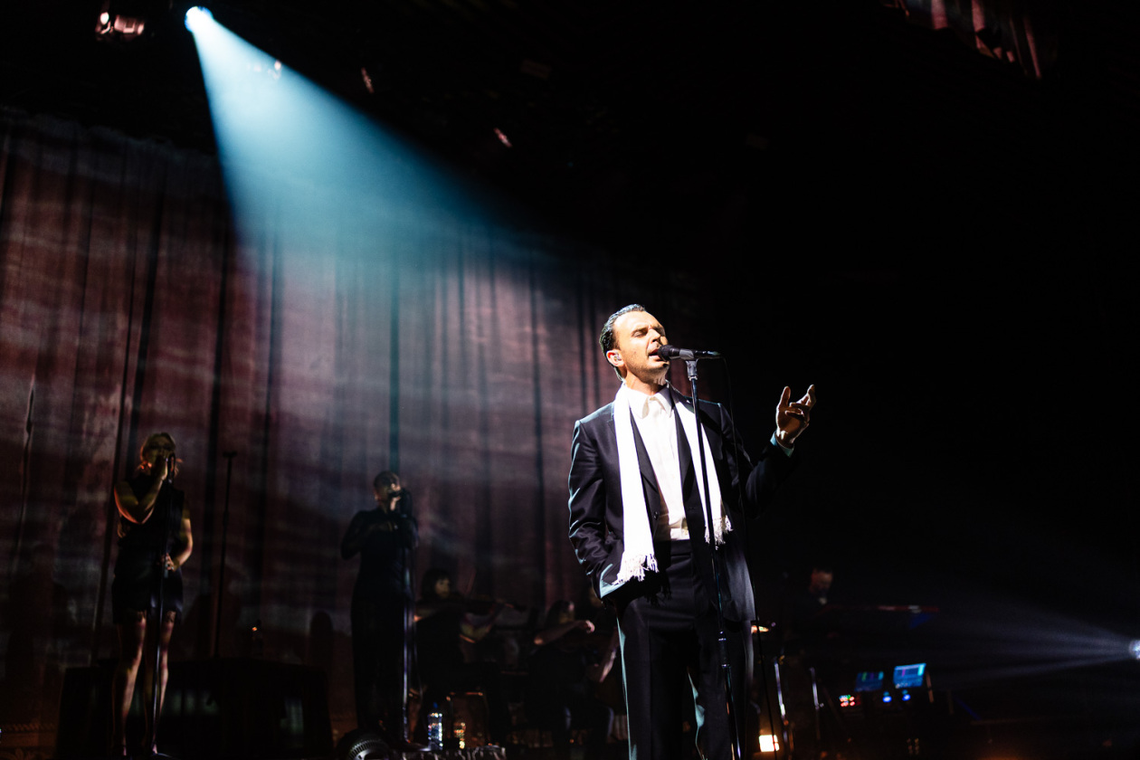 15 Jahre "Happiness" – die britische Synth-Pop-Band feiert ihr Debütalbum live. – Hurts.