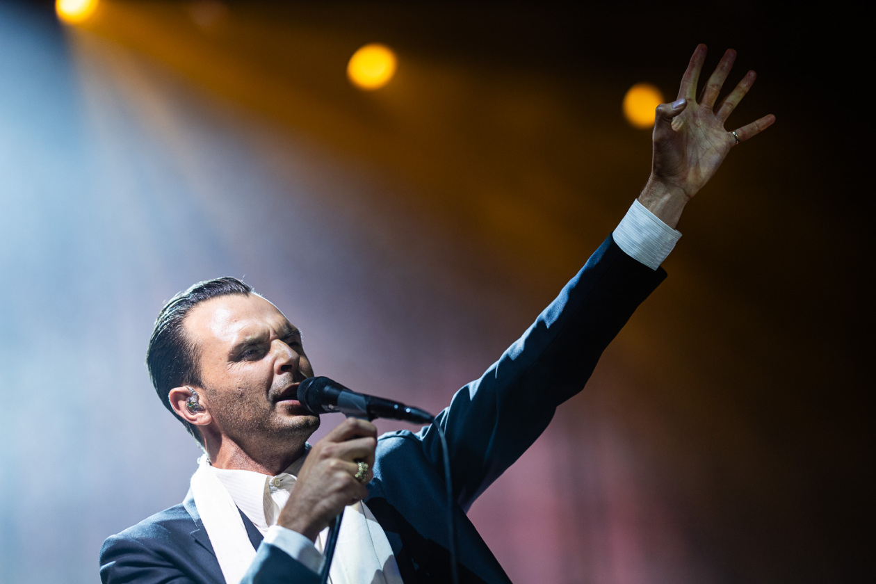 15 Jahre "Happiness" – die britische Synth-Pop-Band feiert ihr Debütalbum live. – Hurts.
