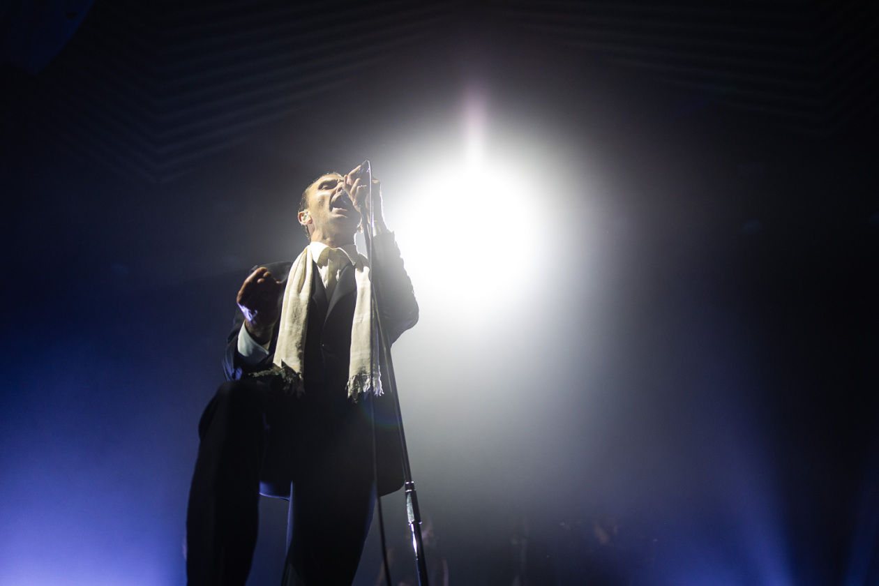 15 Jahre "Happiness" – die britische Synth-Pop-Band feiert ihr Debütalbum live. – Hurts.