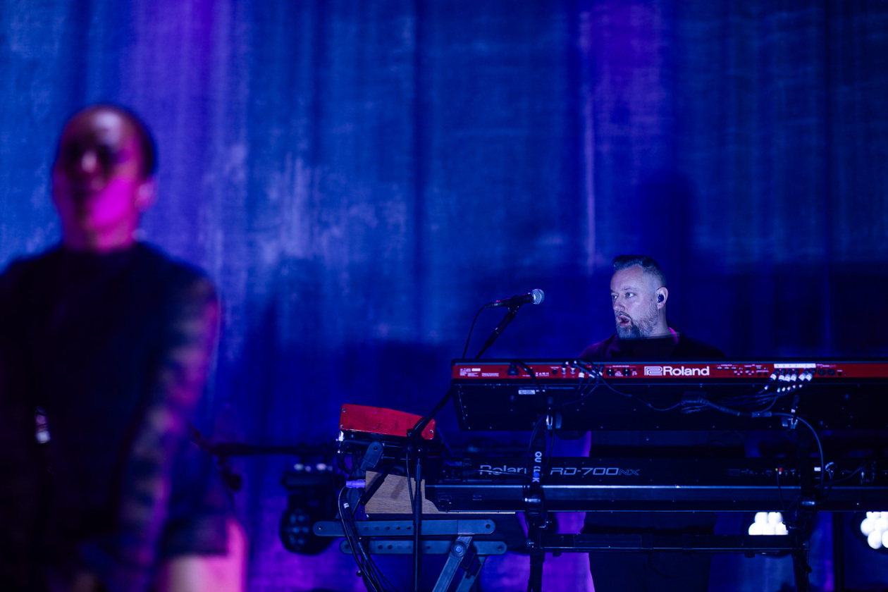 15 Jahre "Happiness" – die britische Synth-Pop-Band feiert ihr Debütalbum live. – Hurts.